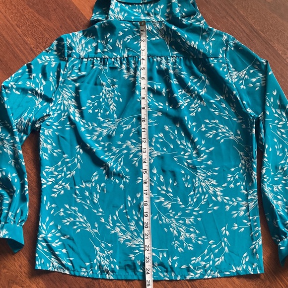 Silky Teal Vintage Blouse. - Picture 4 of 8